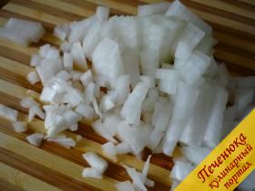 2) Пока рис варится, готовим собственно подливку. Лук репчатый нужно почистить, нарезать очень мелко, но не в 