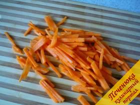 3) Морковку нужно очистить и нарезать соломкой. Если терка для корейской морковки, можно на ней натереть.
