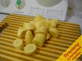 2) С банана следует снять кожуру, нарезать мякоть кубиками и отправить все кусочки в емкость блендера к апельсиновому соку.