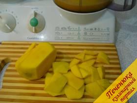 3) Теперь манго: его нужно промыть, тонко снять шкурку, очищая, как картошку. С очищенного плода методично отрезаем кусочки и так до самой косточки. Она у манго плоская и не очень крупная. Отправляем все кусочки в емкость комбайна к соку и банану.