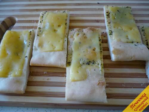 9) Остывший лаваш с сыром нарезаем порционными кусочками.