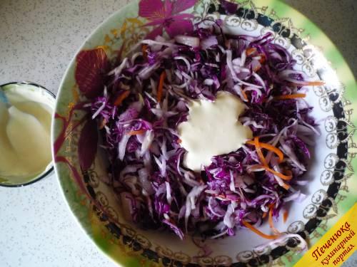 7) Добавляем заправку в салат, перемешиваем. Заправки не должно быть много и капуста не должна 