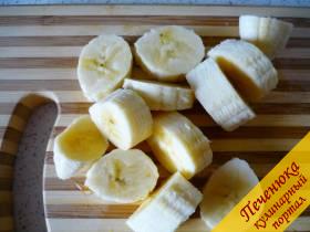 3) Банан очищаем от кожуры, нарезаем мякоть кубиками.