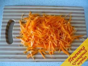 1) Начнем с морковки. Я выбираю самую сладкую. Моем, чистим ножом и затем натираем на терке для морковки по-корейски.