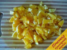 3) Апельсин от кожуры очищаем, белые пленочки удаляем по возможности и саму мякоть мелко кубиками или соломкой нарезаем. Добавляем апельсин к яблокам и морковке.