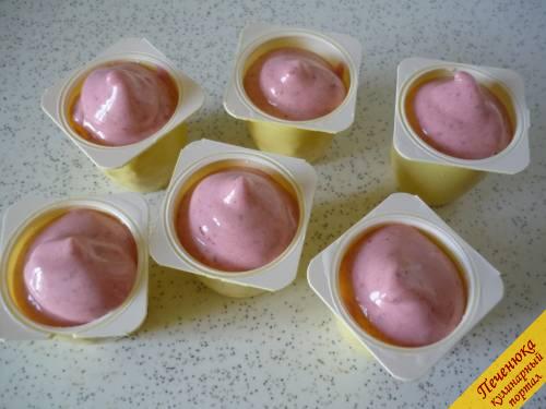 6) Домашнее клубничное мороженое получается очень вкусным! Как видите, готовится тоже проще простого. ))