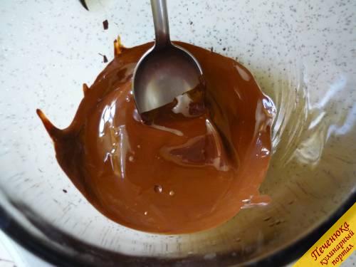 4) Берем черную шоколадку, ломаем на кусочки, пересыпаем кусочки в стеклянную чашку и ставим на расплавление в микроволновую печь.