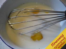 3) В отдельной посудине смешиваем яйца, молоко и соль. Взбиваем ингредиенты как на омлет. 