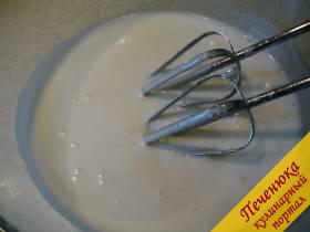 2) Белки взбиваем с оставшейся частью сахара и солью (на кончике ножа) миксером до густой пены. 