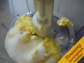 1) Масло сливочное необходимо нагреть до комнатной температуры. Смешивать его с сахаром и ванилином. Лучше всего взбивать масляную смесь блендером или в кухонном комбайне. 