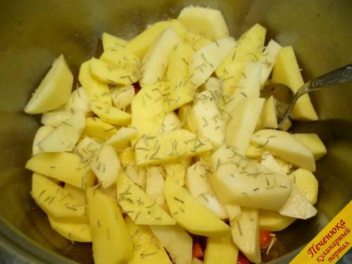 4) Помыла картошку, сняла тонко кожицу, нарезала дольками и отправила в кастрюлю. Сверху посолила, добавила сухой розмарин. 