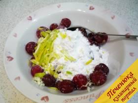 3) В блюдце перекладываем замороженные ягоды (у меня вишня с косточками), добавляем сахарный песок, крахмал и лимонную цедру. Перемешиваем. 