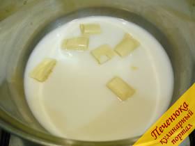 2) В кастрюльку наливаем указанную норму молока (у меня жирное базарное), отправляем в молоко разломанные плитки белого шоколада. Ставим кастрюлю на огонь. 