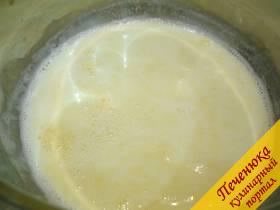 3) Как только молоко начнет давать признаки кипения, выключаем огонь. Размешиваем белый шоколад в молоке. 