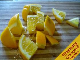 2) Апельсин моем, я его тру жесткой стороной кухонной мочалки. Разрезаем на две части и одну половинку режем крупными дольками или кубиками. Для этого рецепта понадобится только одна половинка апельсина. 