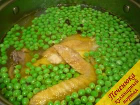 3) Отправляем в кастрюлю замороженный зеленый горошек. Варим суп еще пять минут на слабом огне. 