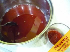 6) Теперь добавляем в горячее желе тот сок, который в самом начале отжали из свежих ягодок. Перемешиваем.