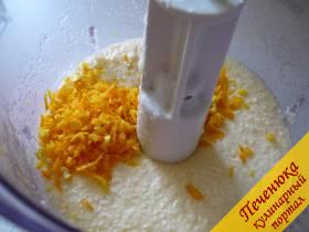 2) Один крупный апельсин нужно тщательно промыть, пройтись по кожуре твердой частью кухонной губки. Протираем насухо апельсинчик и снимаем с него цедру средней теркой. Вся цедра идет в тесто. Затем апельсин режем на две половинки и максимально отжимаем каждую из двух частей. Весь полученный сок также идет в тесто. 