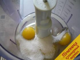 2) Добавляю сахарный песок и ванильный сахар. Гораздо вкуснее будет, если добавить в блинное тесто пару капель натуральной ванильной эссенции. 