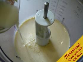 3) Во взбитые с сахаром яйца вливаю лишь малую часть молока - всего один стакан. Взбиваю. 