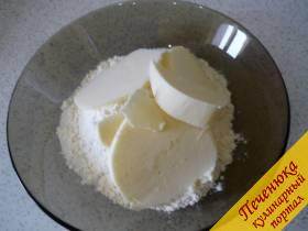 7) Готовим штрейзель - посыпку для пирога. Муку, сахарный песок и холодное сливочное масло смешиваем ножом и вилкой. В результате получается крошка. 