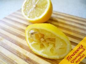 5) Среднего размера лимон моем, режем на две части. Соком одной половинки поливаем фасоль. Сразу же перемешиваем и добавляем кипяченой воды. Тушим фасоль еще 10 минут. 