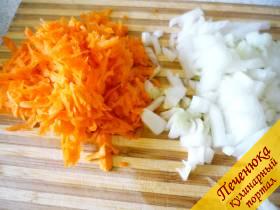 1) Морковь сырую и лук репчатый нарезаем мелко. Я морковь на терке крупной измельчила, а лучок меленько нарезала, как для зажарки. 