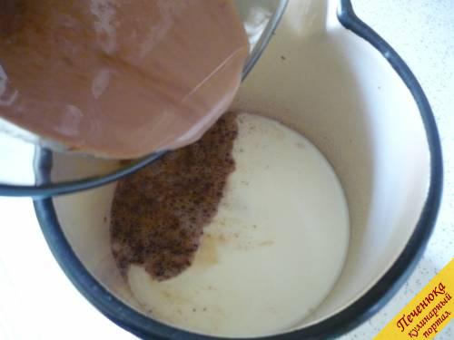4) В отдельной емкости греем оставшуюся часть молока. Доводим до кипения. Как только первые пузырики пойдут, огонь минимальный выставляем и тонкой струйкой вливаем холодное молоко с какао, мукой и сахаром. Постоянно перемешиваем. Появляющиеся комочки быстро расходятся, если мешать непрерывно. 