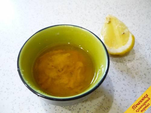 7) Теперь заправка: смешиваем ароматное подсолнечное масло (не рафинированное) с лимонным соком и горчицей. Перемешиваем/взбиваем и добавляем заправку в винегрет с маринованными грибами. Приятного аппетита! 