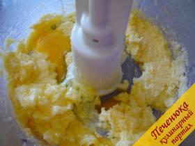 2) Вбиваем в масляную массу куриное яйцо, перемешиваем тесто. 