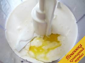 2) Добавляем кефир, можно заменить его йогуртом или любым кисло-молочным продуктом. У меня это скисшее домашнее молоко (жирное и очень вкусное). 