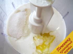 3) Отправляем к яйцу и кефиру (йогурту) сахарный песок. 