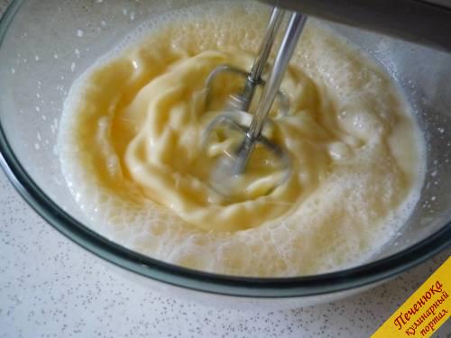 7) Еще минуты три взбиваем апельсиново-сливочную массу. Разливаем апельсиновый мусс по десертным бокалам, накрываем каждую формочку пищевой пленкой и отправляем в холодильник. 