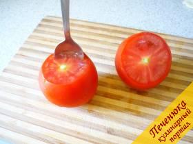 1) Возьмем два свежих помидора (можете брать любое количество), промоем их хорошенько и срежем верхушку. Затем чайной ложкой вынимаем аккуратно всю серединку помидор. Серединку можно съесть или пустить на соус. 