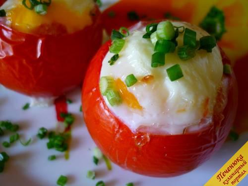 5) Нарезаем мелко промытый зеленый лучок. Достаем яичницу в помидоре из формочек, перекладываем на блюдо, посыпаем зеленью. Подаем с отваренными макаронами, с любой кашей, сосисками. Приятного аппетита! 
