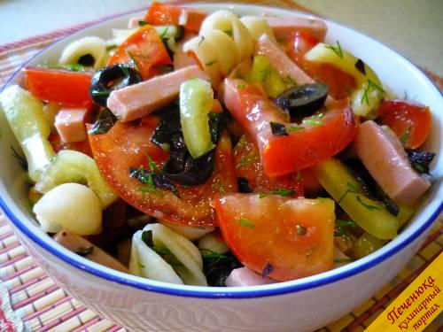 9) Салат овощной с макаронами и колбасой готов. Подаем его незамедлительно к столу. Можно поставить на 15 минут охлаждаться в холодильник, так ароматы и вкусы перемешаются и салат будет еще вкуснее. 