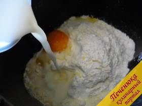 2) Добавляем соль, сахарный песок, яйцо и вливаем молоко. Температура молока не важна, если Вы используете хлебопечку. Но если тесто замешивается вручную, молоко желательно слегка подогреть до теплого состояния. 