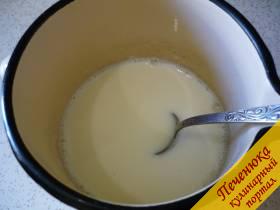 4) Доводим до кипения молоко. Всыпаем сахарный песок, ориентируясь на свой вкус. Я добавляла одну полную (с горкой) столовую ложку сахара. 
