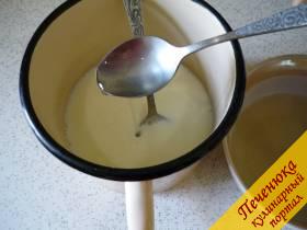 5) Оставшуюся часть желатина отправляем в горячее молоко. Перемешиваем тщательно. 