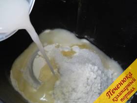 4) Наливаю рафинированное подсолнечное масло, кстати, его можно заменить охлажденным сливочным маслом, тогда булочки получатся еще более хрустящими. Вливаю молочную сыворотку, оставшуюся после приготовления творожка. 