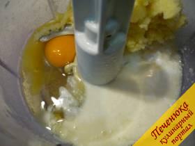4) В масляную смесь отправляем кефир, соду и яйца. Тщательно перемешиваем. 