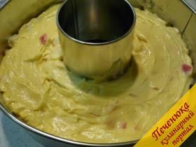 7) Форму смазываем сливочным маслом. Равномерно распределяем тесто с яблоками. 