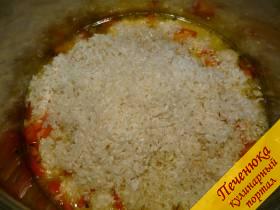 6) Рис моем. Засыпаем его в кастрюлю, распределяя равномерно поверх фрикаделек. Сверху присыпаем солью и куркумой. 