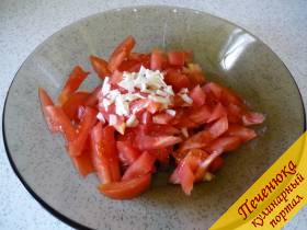 1) Свежие помидоры моем, просушиваем салфетками и нарезаем соломкой. Для этого салата нужны плотные помидоры. Если таковых нет в наличии, подойдут и сочные переспелые, но в этом случае серединки каждого помидора следует извлечь, а добавлять в салатик только нарезанную мякоть. Если нарезать слишком спелые томаты и отправлять их в салат вместе с мякотью, салат поплывет... Измельчаем зубцы чеснока и отправляем их к помидорам. 