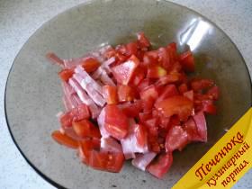 2) Свежий помидор моем, насухо вытираем и нарезаем средними кубиками. Желательно брать мясистый, но не переспелый помидор. Отправляем нарезанный помидор к колбасе. 