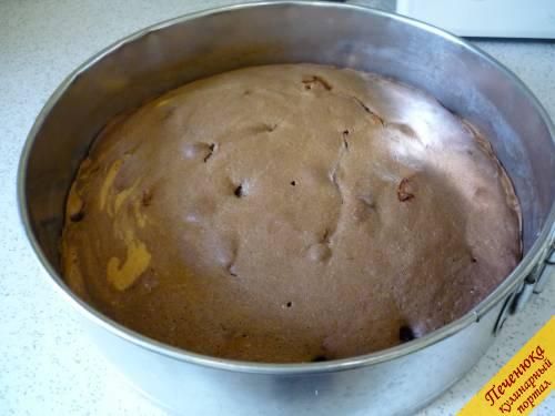 7) Духовку разогреваем до 190 °C. Отправляем форму с венским пирогом в духовку, запекаем его в течение 40 минут. Может потребоваться больше времени, в любом случае готовность определяйте, погружая в середину пирога длинную деревянную шпажку. Если шпажка сухой выходит, значит пирог пропекся. Главное не пересушить его! 