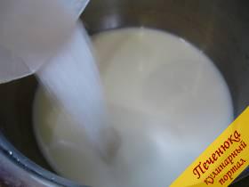 2) Молоко вливаем в кастрюлю. Ставим кастрюлю на огонь. Добавляем сахар и доводим молоко до кипения, непрерывно размешивая сахар. После закипания огонь под кастрюлей выключаем. 