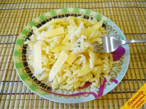 6) Как отварить макароны, я показала. Готовые макаронные изделия раскладываем в тарелки. Посыпаем тонко нарезанным твердым сыром. Угощайтесь! 
