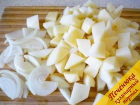 2) Пока вода закипает, нарезаем кубиками любой величины картошку. Нарезаем луковицу. Кстати, лук можно только почистить и варить целым. 