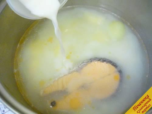 4) Через 30 минут добавляем в кастрюлю молоко или сливки. Варим еще три минуты и выключаем огонь под кастрюлей. 